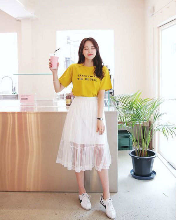 Chân váy trắng dài mặc với áo gì
