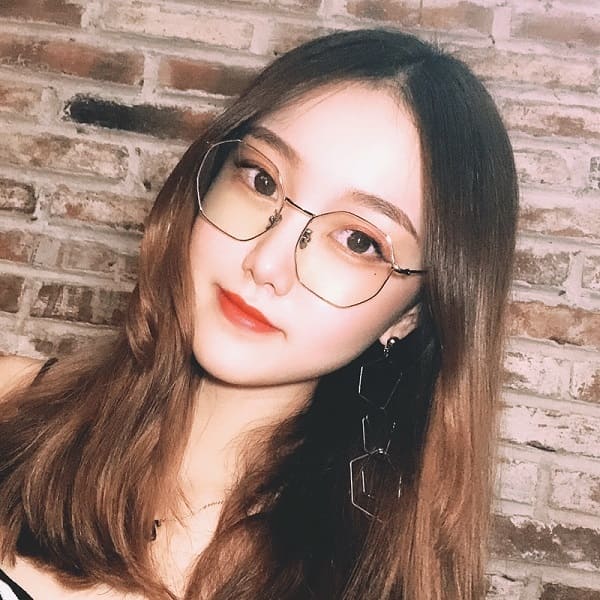 Mặt tròn đeo kính gì