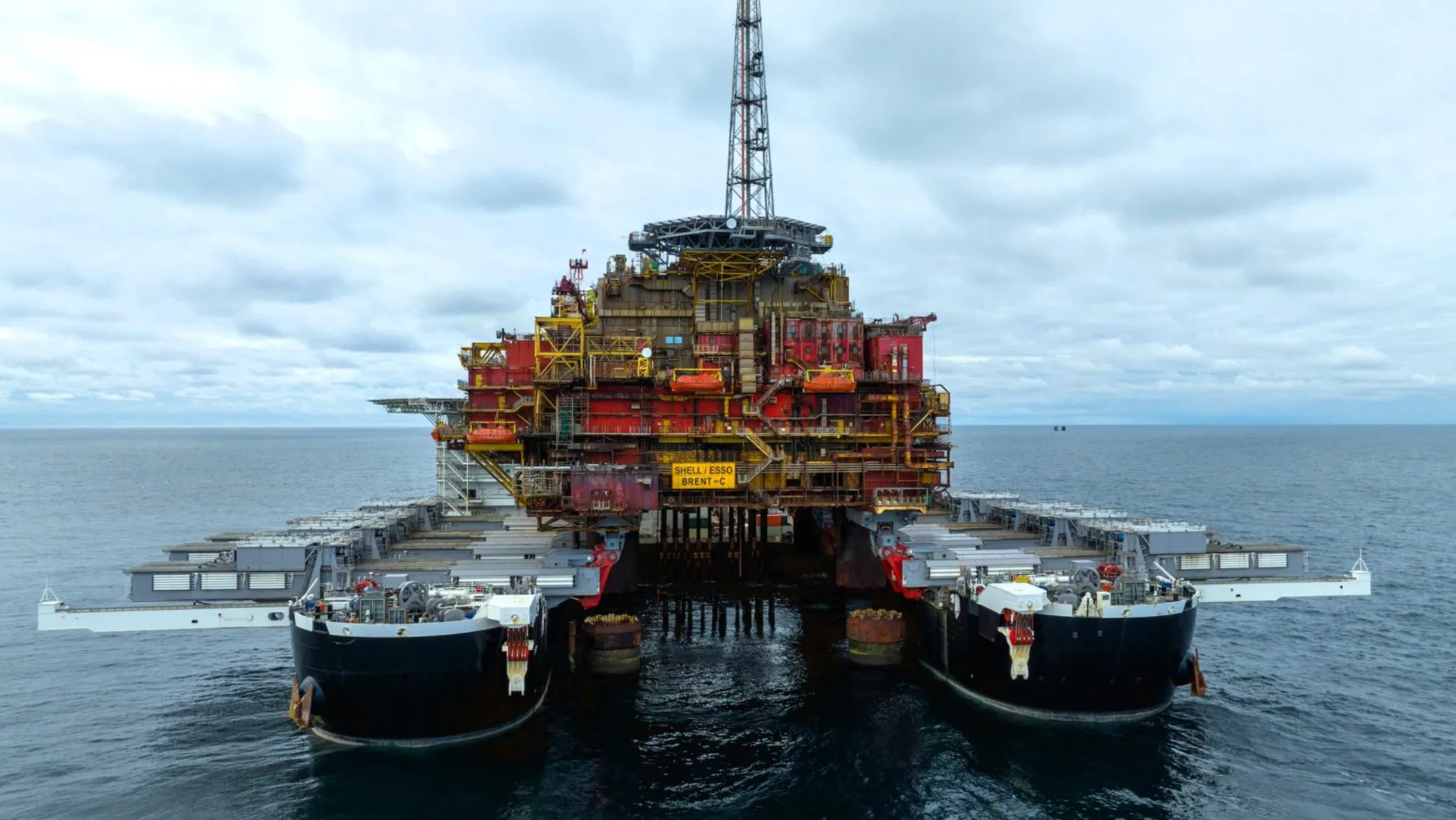 Thiết kế hai thân và hệ thống nâng siêu nặng giúp Pioneering Spirit xử lý những cấu kiện khổng lồ tại các công trình ngoài khơi.