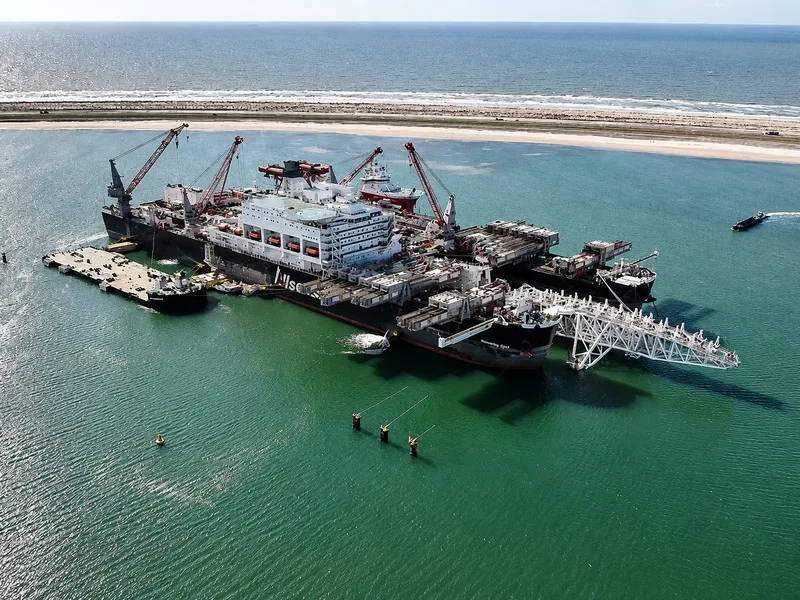 Pioneering Spirit giữ kỷ lục con tàu lớn nhất thế giới theo tổng dung tích, nổi bật với thân đôi và thiết bị thi công ngoài khơi.