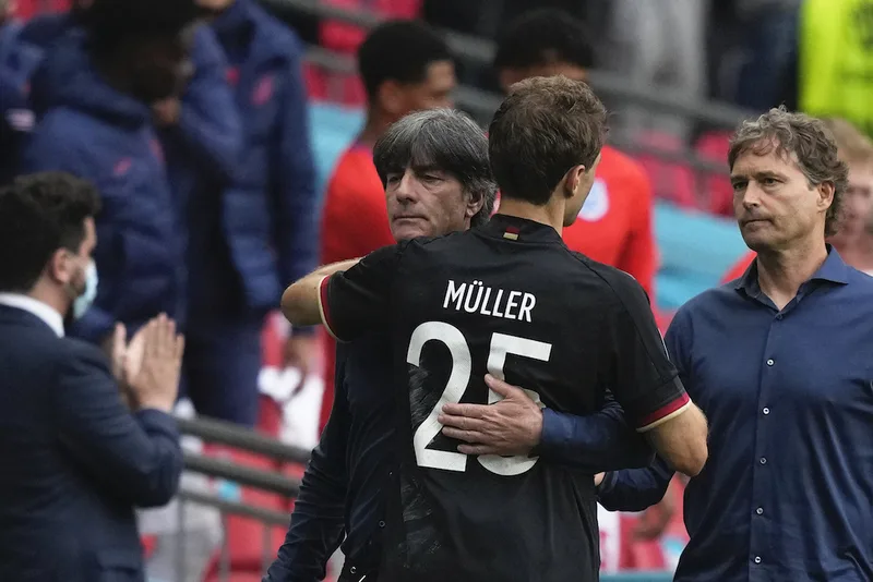 Joachim Löw xây dựng đội tuyển Đức hiện đại với khả năng kiểm soát bóng và pressing.