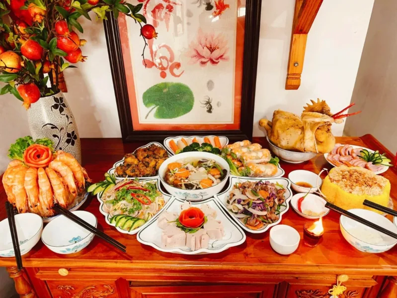 Mâm cúng rằm tháng 7 thể hiện lòng tưởng nhớ tổ tiên, tinh thần báo hiếu và nét đẹp truyền thống của gia đình Việt.