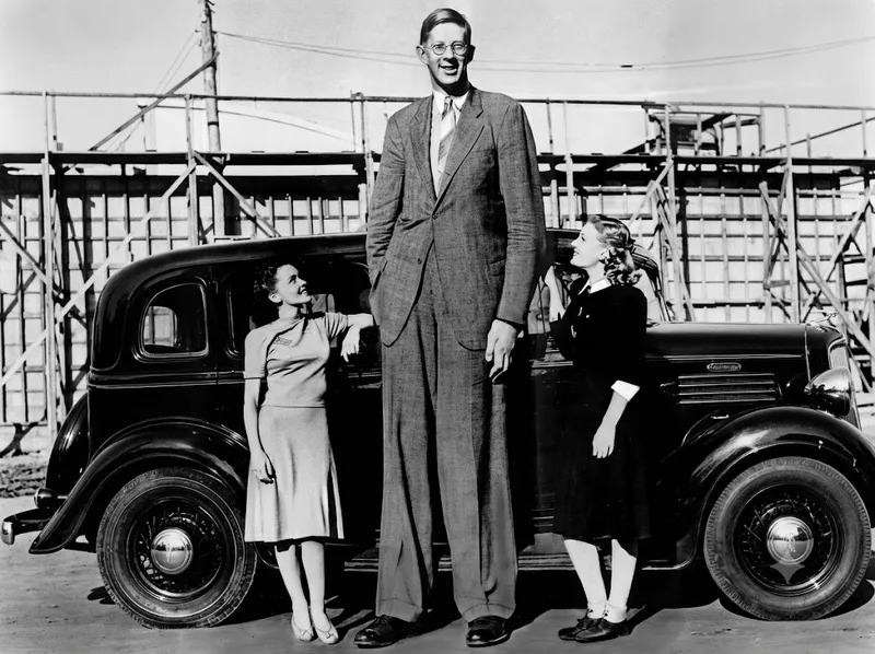 Robert Wadlow cao 2,72 m, người cao nhất từng được ghi nhận trong lịch sử.