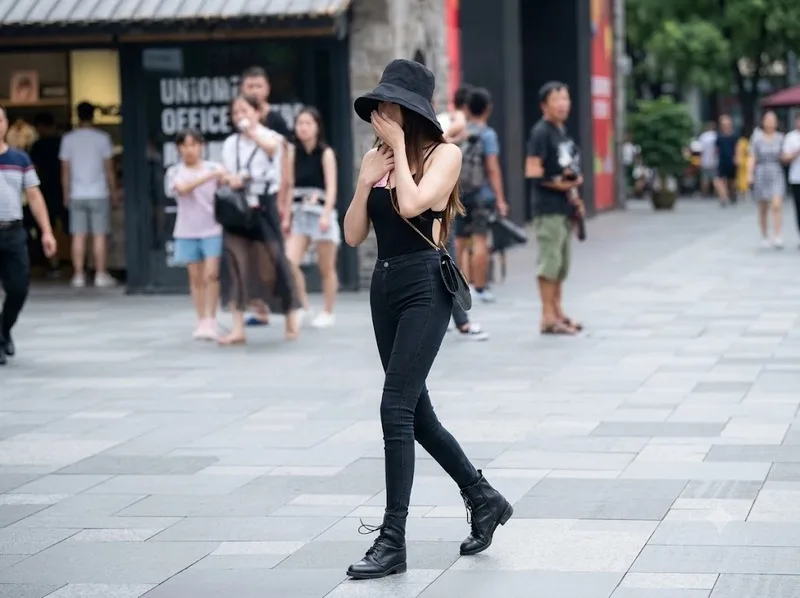 Phong cách all-black tạo đường nét liền mạch, giúp vóc dáng trông cao gọn hơn khi biết kết hợp phom dáng và chất liệu khác nhau.