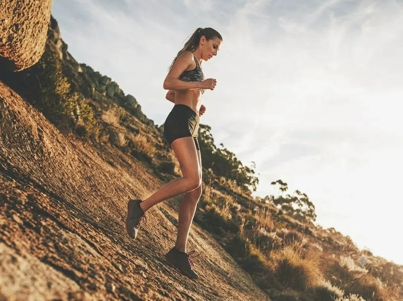 Kỹ thuật chạy trail đúng cách giúp kiểm soát tốc độ, giữ thăng bằng và vượt qua địa hình khó.