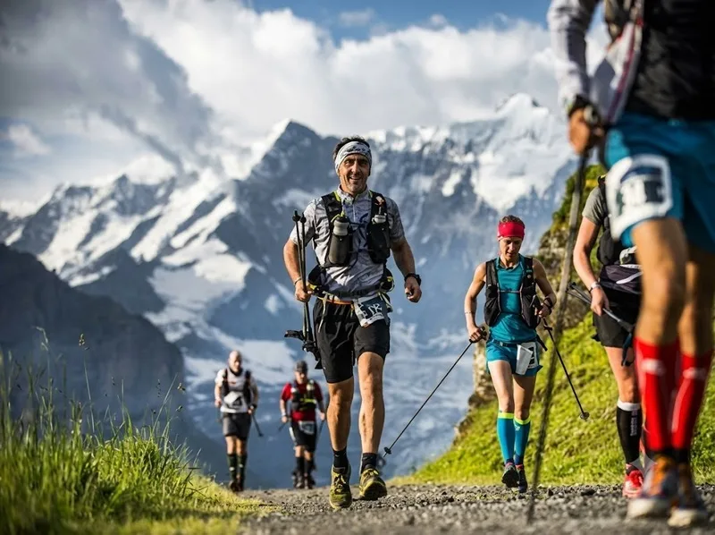 Chạy trail là hình thức chạy trên đường mòn tự nhiên với địa hình thay đổi như núi, rừng và đồi dốc.