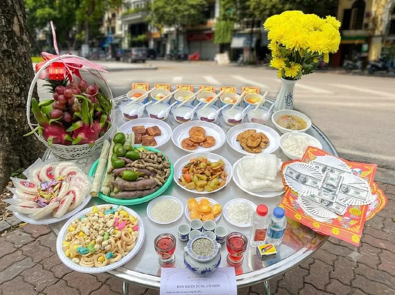 Mâm cúng nên được bày biện gọn gàng ngoài trời hoặc trước cửa nhà, đặt các vật phẩm cẩn thận để đảm bảo an toàn phòng cháy.