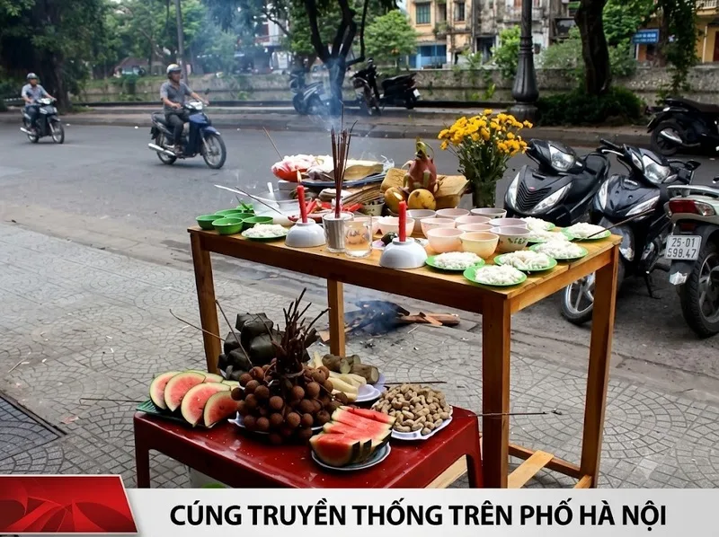 Lễ cúng chúng sinh thường được tổ chức vào tháng 7 âm lịch ngoài trời hoặc phía trước nhà, tách biệt hoàn toàn với bàn thờ gia tiên.